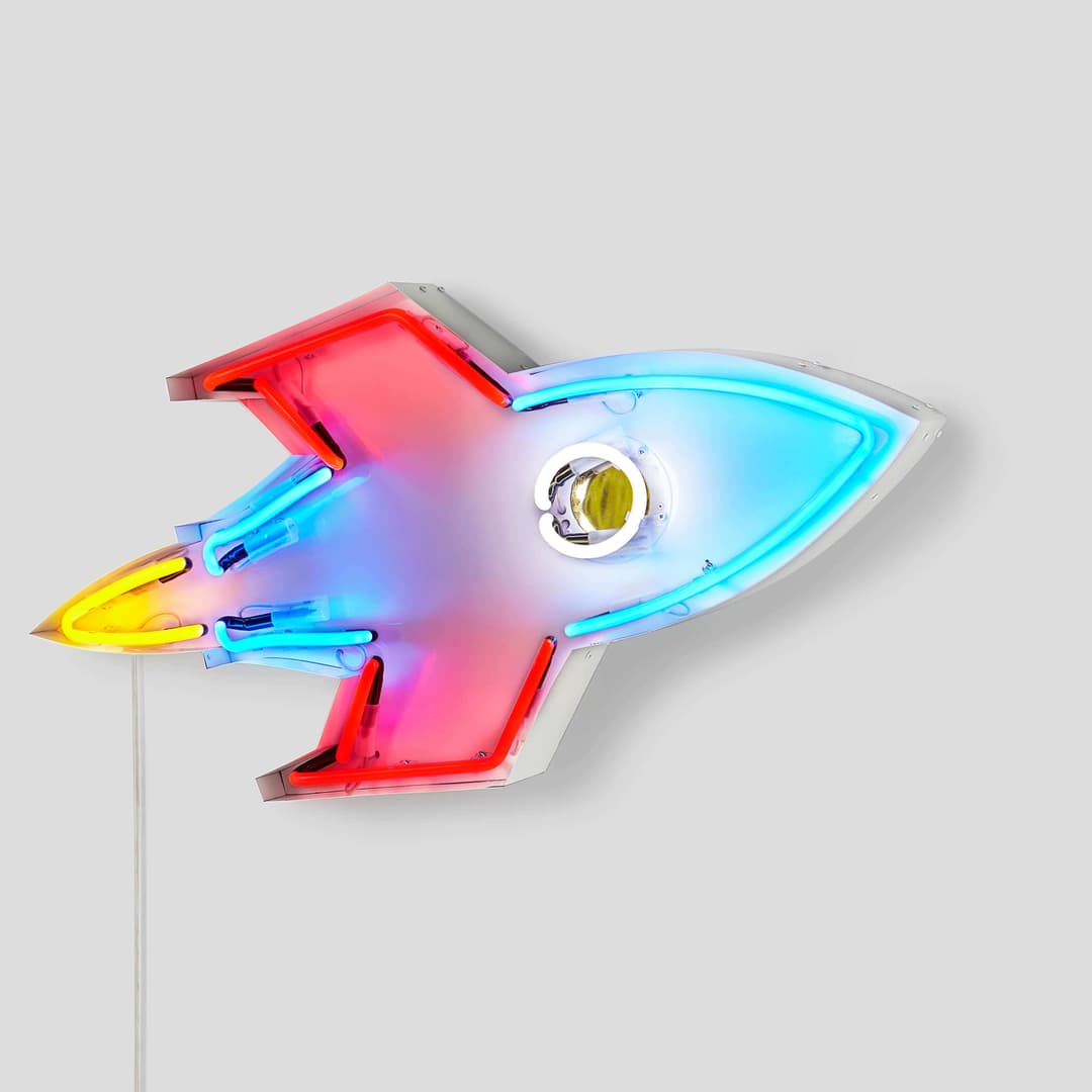 صاروخ في الفضاء