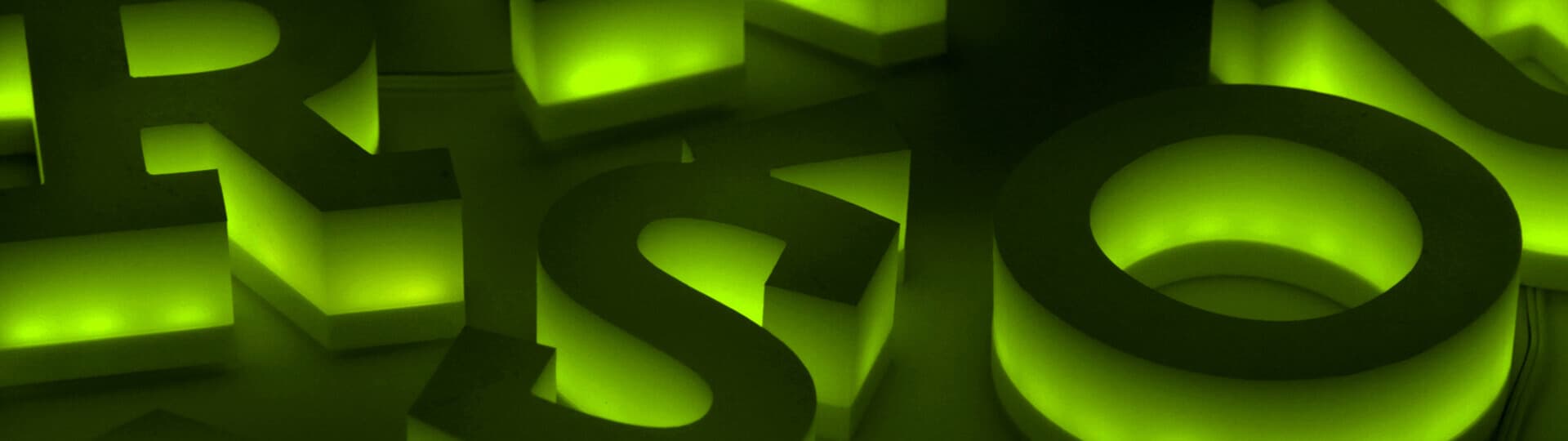 Litery świecące bokiem / po obrysie Litery świecące bokiem / po obrysie