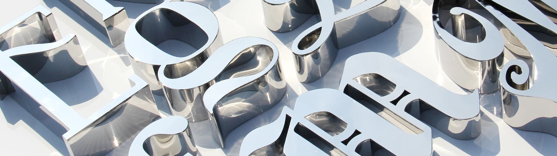 LITERY Z BLACHY SREBRNEJ W POŁYSKU WYBŁYSZCZANE CHROMOWANE LITERY Z BLACHY SREBRNEJ W POŁYSKU WYBŁYSZCZANE CHROMOWANE